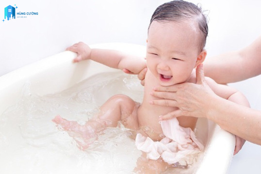 Cha mẹ nên để ý tới mọi cảm xúc của bé điều này giúp bé cảm thấy được cha mẹ yêu thương và tin tưởng hơn