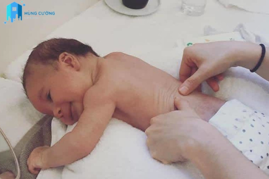 Dịch vụ chăm em b&eacute; tỉ mỉ, cẩn thận