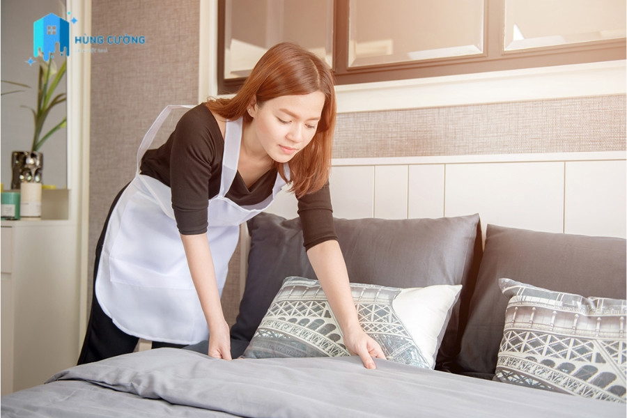 Người tạp vụ kh&aacute;ch sạn sẽ dọn dẹp lại ph&ograve;ng ngủ đảm bảo sạch sẽ v&agrave; tho&aacute;ng m&aacute;t