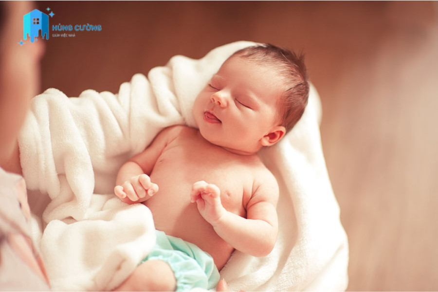 Người giúp việc chăm trẻ sơ sinh cần có sức khỏe tốt và tính cách kiên nhẫn