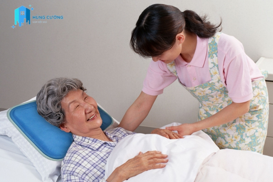 dịch vụ gi&uacute;p việc chăm người bệnh tận t&acirc;m gi&uacute;p bệnh nh&acirc;n hồi phục sức khỏe nhanh ch&oacute;ng
