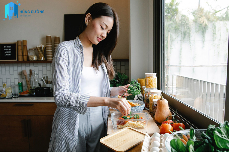 Gi&uacute;p việc cho người nước ngo&agrave;i cần biết c&aacute;ch nấu ăn sao cho đẹp mắt hợp khẩu vị 