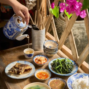 Tuyển Nam Phục Vụ Quán Cơm Bao Ăn Ở Lại