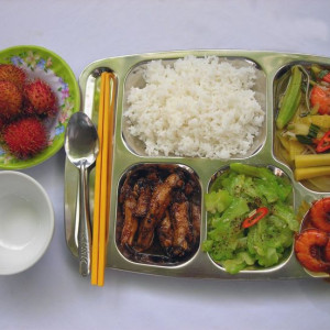 Cần cô về chăm lo cho bà của em , tâm sự cùng bà