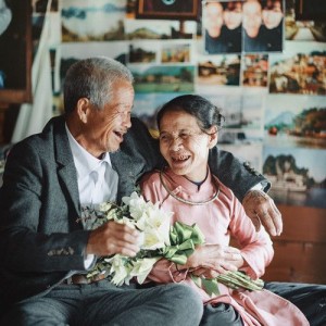 EM TÌM NGƯỜI VỀ Ở VỚI HAI ÔNG BÀ