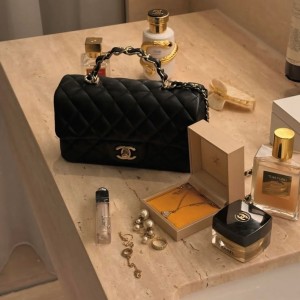 Đường Lê Lợi, Quận 1: Cửa hàng quà lưu niệm cần tuyển nữ bán hàng ở lại