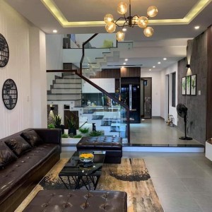 Cô giúp việc nhà đi về