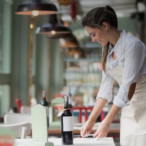 Nhà hàng hải sản ở Cần Giờ vừa khai trương tìm 2 cô tạp vụ làm ở lại
