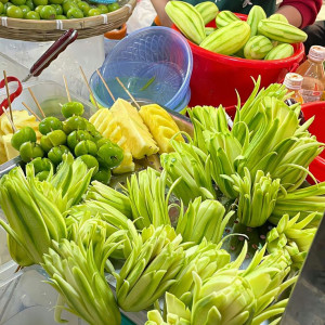 NGOẠI EM NĂM NAY 90 TUỔI NÊN ĐI ĐỨNG YẾU CẦN CHỊ VỀ DÌU BÀ ĐI