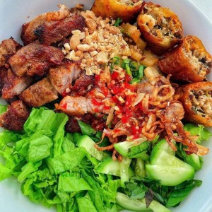 🍜 QUÁN BÚN THỊT NƯỚNG CẦN CHỊ PHỤ QUÁN Ở LẠI