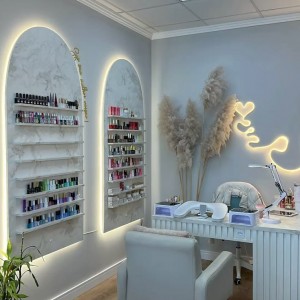 Tiệm làm tóc và nail đường Cách Mạng Tháng Tám Quận 3 tuyển nữ tạp vụ quét dọn