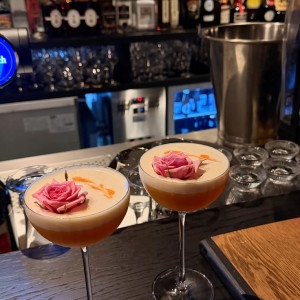 Tìm 5 nhân viên nữ phục vụ quán bán Cocktail , cà phê , nước ngọt ở Đồng Khởi , quận 1 đi về hay ở lại đều được , Có bao ăn