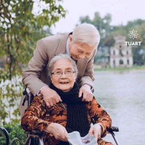 CHĂM BÀ DÙNG XE LĂN – QUẬN TÂN PHÚ