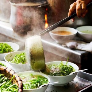 Ở Tân Bình có quán phở cần cô làm ở lại