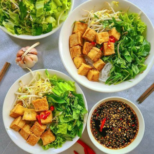 Cần cô chăm bà 84 tuổi , ở quận Hóc Môn , lương 13 triệu.