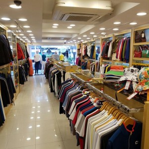 Shop quần áo ở Quận 7 cần tuyển chị bán hàg ở lại
