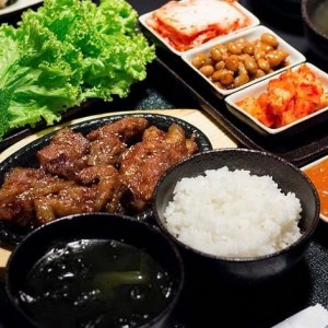 GIA ĐÌNH 3 NGƯỜI LỚN ĐANG CẦN 1 CHỊ DƯỚI 56 TUỔI VỀ GIÚP VIỆC- NẤU ĂN LƯƠNG 12 TRIỆU TRÊN ĐƯỜNG SƯ VẠN HẠNH Q10