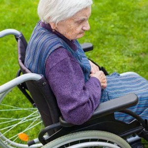 Cần cô chăm bà ở quận 6 ( ăn ở lại ) nặng 63kg – cần đỡ qua xe lăn. Lương 12tr