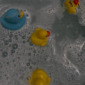 Cần chị chăm bé nhỏ 7 tháng, ở chung cư quận 6., lương 12 triệu.