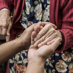 Em đang cần gấp chị về chăm bà ở QUẬN 5, Chị làm được ngay liên hệ em 0966205254