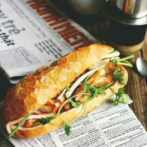 Quán bánh mì và quán phở , cafe ở sát nhau cần tuyển 3 nhân viên