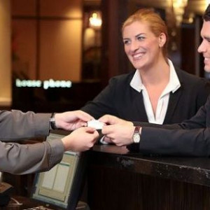 CẦN TÌM 1 LỄ TÂN KHÁCH SẠN 1/6 ĐI LÀM