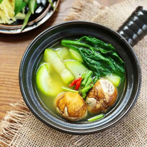 BÀ EM NĂM NAY 80 TUỔI NÊN ĐI ĐỨNG YẾU CẦN CHỊ VỀ DÌU BÀ ĐI QUẬN TÂN BÌNH