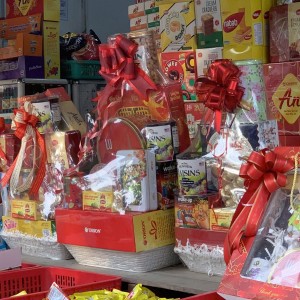 Cần 1 Nữ  bán quà tết , trái cây tết , ở quận 5 - Lương  9 tr (bao ăn ở lại )