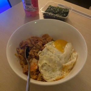 Nhà 1 trệt 3 lầu ở Tân Bình có 2 vợ chồng trẻ và 1 bé 3 tuổi ( đã có người chăm )