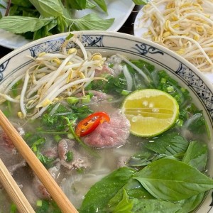 Cần cô phụ quán phở ở quận 2 ( ăn ở lại ) - ưu tiên cô sn 77-70 - lương 8tr