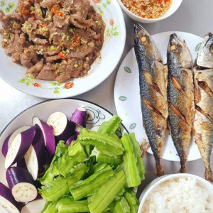 Công việc : nhà 1 trệt 1 lầu . 5 người lớn giúp việc nhà , nấu ăn , giặt giũ , cơm nước .