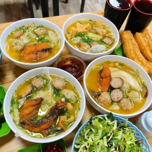 cần 2 nam phục vụ quán bún cá ở Vinhome quận 9