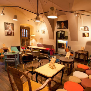 Cần gấp 1 bạn nữ phụ Quán Nước , ở Tân Bình