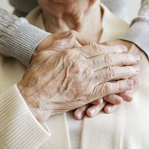 Nhà con cần 1 cô chăm bà 88 tuổi lương thử việc 9 triệu ở Tân Phú