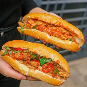 Cần  1 bạn Phụ quán  bánh mì chả cá ở quận 1 ( bao ăn ở )