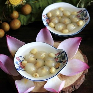 Nhà mình có bà đã lớn tuổi (hơn 80), đi lại yếu, cần 1 cô chăm sóc ăn uống, vệ sinh, ngủ nghỉ cho bà- quận 5- lương 12 triệu