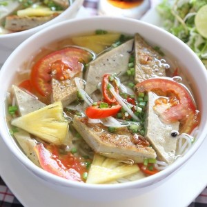 Cần nam phục vụ quán bún cá ở Vinhome quận 9