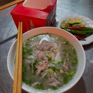 Cần tuyển 1 nam làm ca đên trực quán phở ở quận 1 ( bao ăn ở lại)
