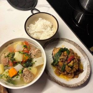 Nhà 1 trệt 4 lầu ở Thủ Đức ( có thang máy ) có 2 vợ chồng và 3 người con ( nhỏ nhất lớp 1 )