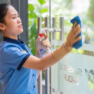 Cần chị Tạp Vụ , ở quận 10 .-Lương: 8 triệu (Bao ăn ở ).