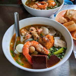 Cần chị chăm bà , bà nay 71 tuổi , Lương 11 triệu ( bao ăn ở )