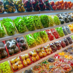 Cửa hàng trái cây nhập khẩu ở quận 7 cần nam trẻ tuổi phụ bán , giao trái cây khi làm ổn