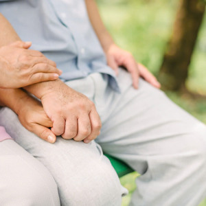 GIA ĐÌNH MONG MUỐN TÌM CHỊ CHĂM SÓC ÔNG ĐI LẠI YẾU Ở QUẬN 11 LƯƠNG 12TR