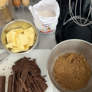 cần  2 chị phụ quán đứng bán Bánh Mì, ở  khu chung cư Saigon Pearl, quận Bình Thạnh