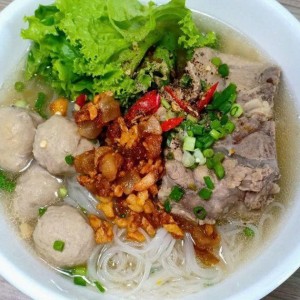 Cần người phụ bán quán hủ tiếu ở Bình Dương. Lương 8tr