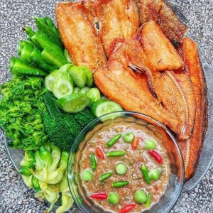 Giúp việc nhà , nhà 1 trệt 2 lầu , 5 người lớn .