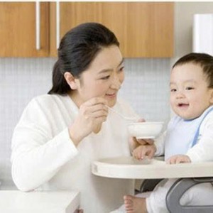 Cần gấp cô chăm bé 15 tháng , ở quận 2 , chung cư - Lương trên 10 triệu ( bao ăn ở )