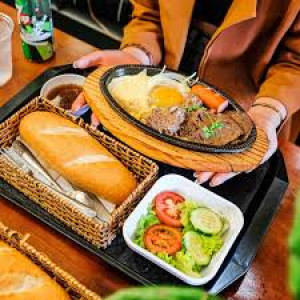 Quán ăn bán Bò bít tết , cơm , bún ở quận 9 cần tuyển phụ bếp lương khởi điểm 7tr5 bao ăn