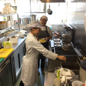 Cầm cô phụ bếp quán cơm văn phòng ở Sala Quận 2