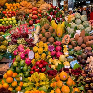 Cần  nữ  phụ quán bán trái cây , ở quận 7